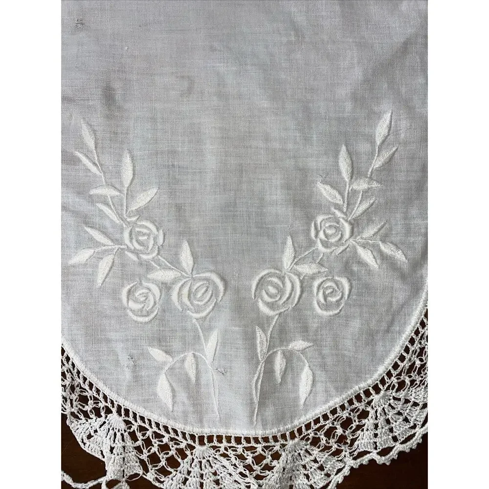 Lot 8 VTG Family Table Cloth Linens Doilies Runner Embroidery Lace Crochet‎ READ